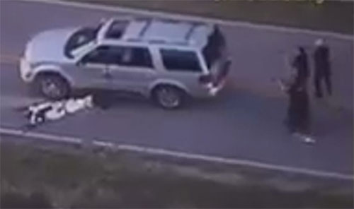 el cadáver de Terence Crutcher sobre el pavimento Policía estadounidense mata a un negro desarmado cuyo vehículo se había averiado